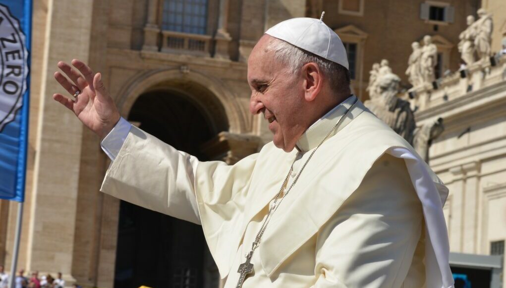 Papa poziva na veće sudjelovanje žena