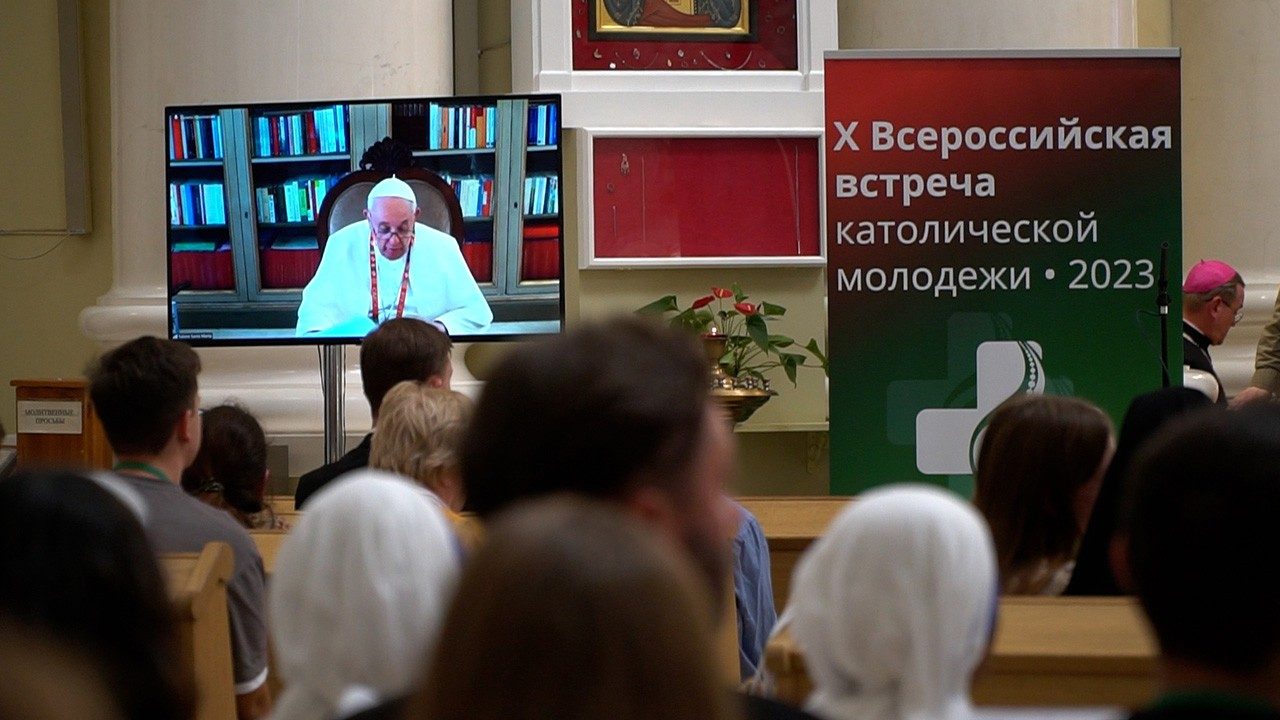 Papa Franjo poručio mladim Rusima: “Budite tvorci mira usred sukoba…”